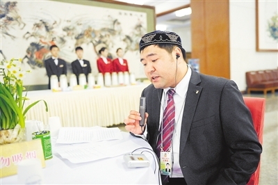 人民大会堂,中央人民广播电台民族中心哈语部记者夏力哈尔在报道 人民大会堂,中央人民广播电台民族中心哈语部记者夏力哈尔在报道